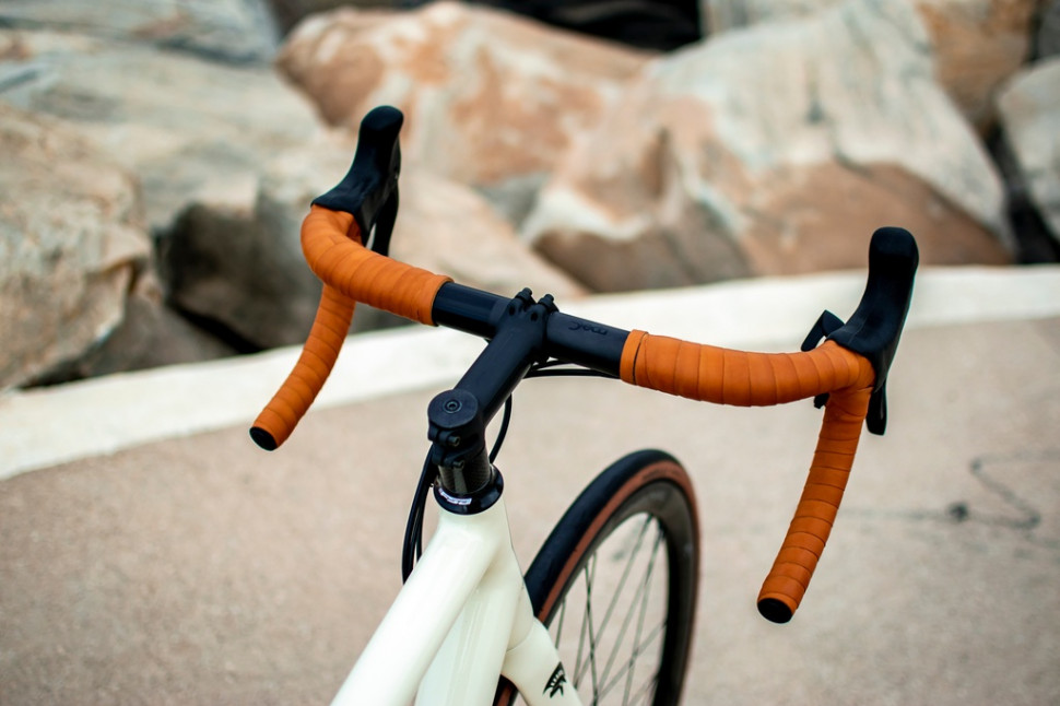 Road bike with online high handlebars